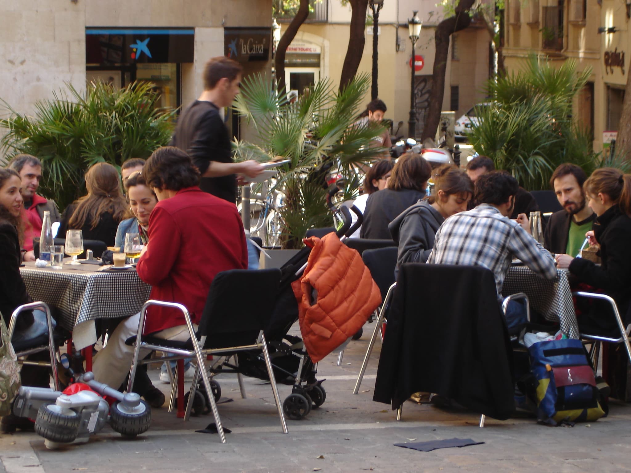Persones assegudes en un cafè de Barcelona.
